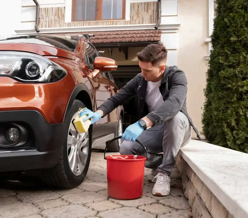 Lavage auto à domicile Sari-Solenzara : professionnel intervenant sur un véhicule